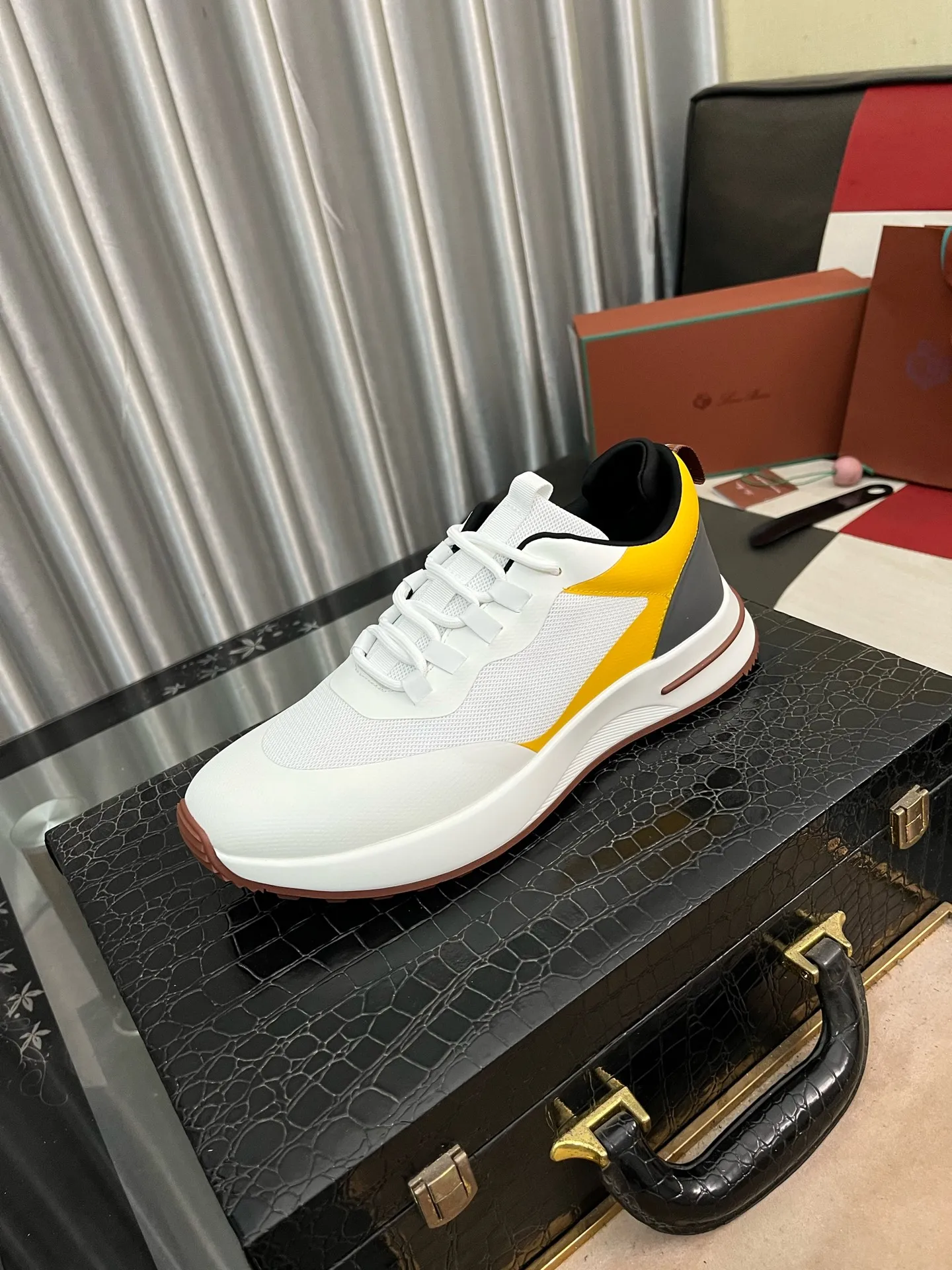 Men's men's shoes💰560⌚️⌚️LoroPiana/Noyo Piana WeekendWalk men's new thick-soled sports shoes, LP lace-up casual shoes that are as comfortable as clouds! The upper is made of cowhide leather, highlighting the sporty style. The lightweight sole adds a touch of modernity to the shoe. Counter original box packaging with dust bag!  Size: 38-449️⃣Colors available